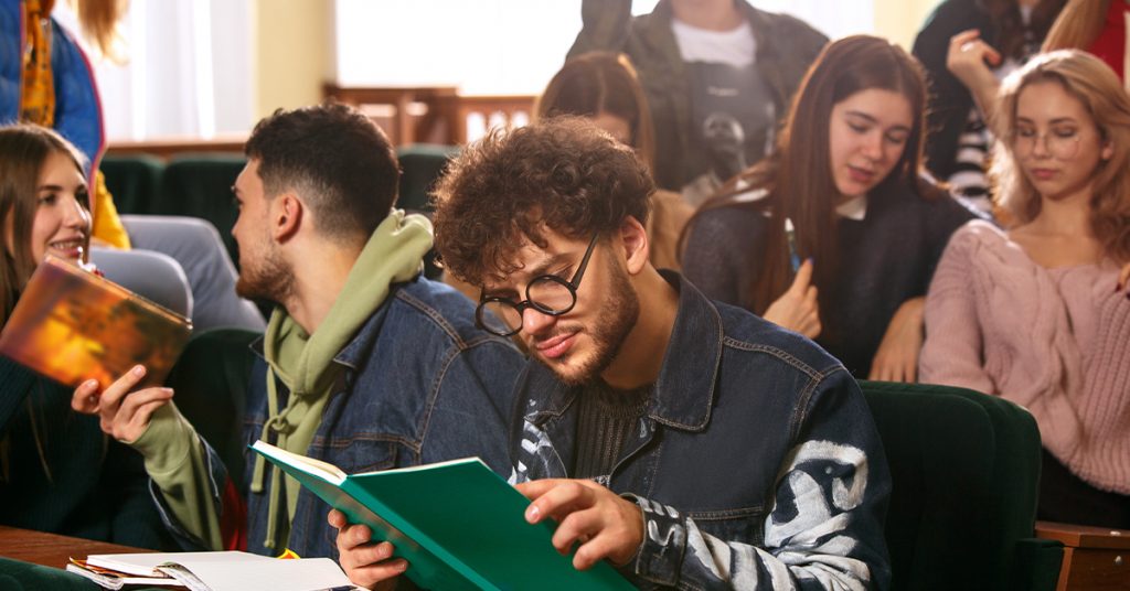 Studente che studia all'università